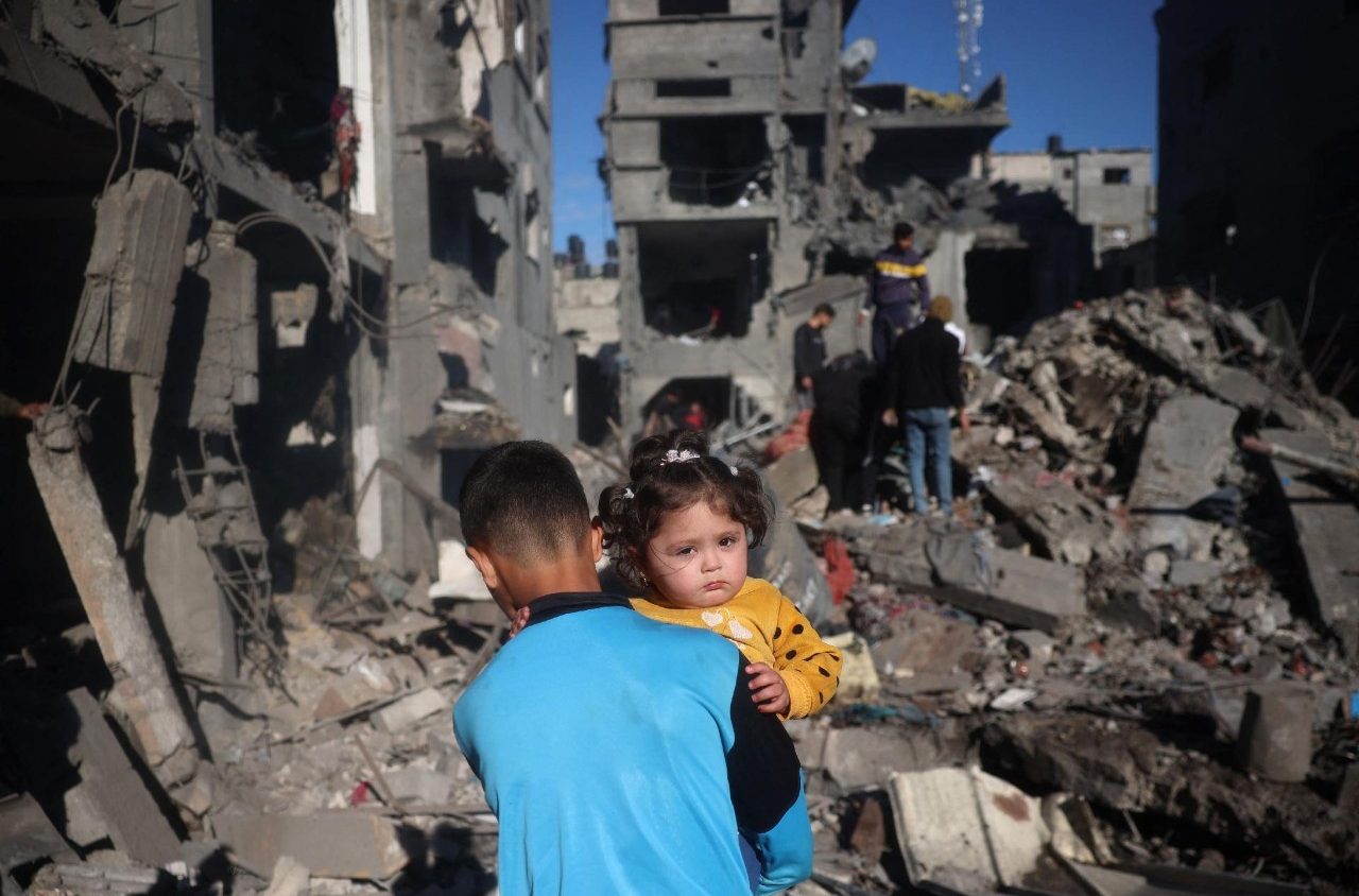 Bambini palestinesi tra le macerie