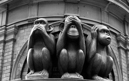 Scultura delle tre scimmie sagge che non vedono, non sentono e non parlano, simbolo di indifferenza e mancanza di empatia